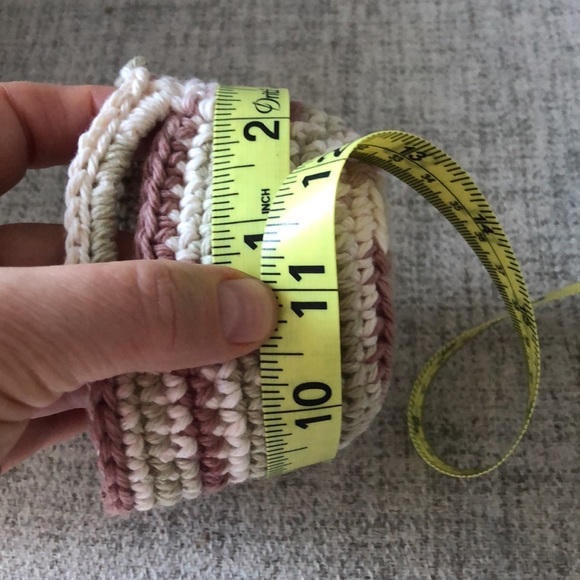 Mini hand crocheted treats basket - Picture 5 of 10